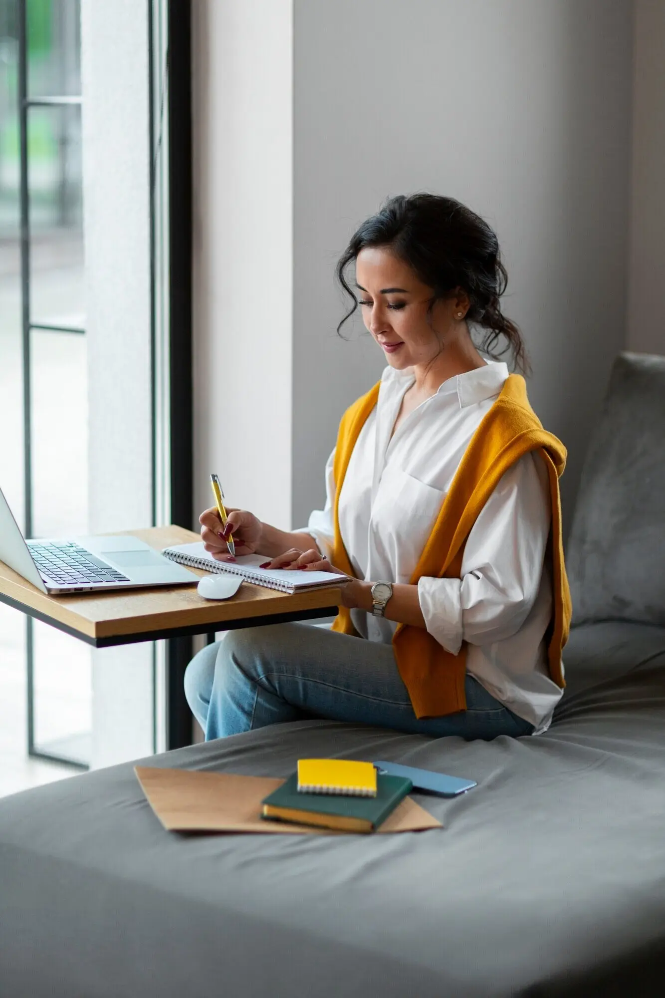 Hispanische Geschäftsfrau mittleren Alters