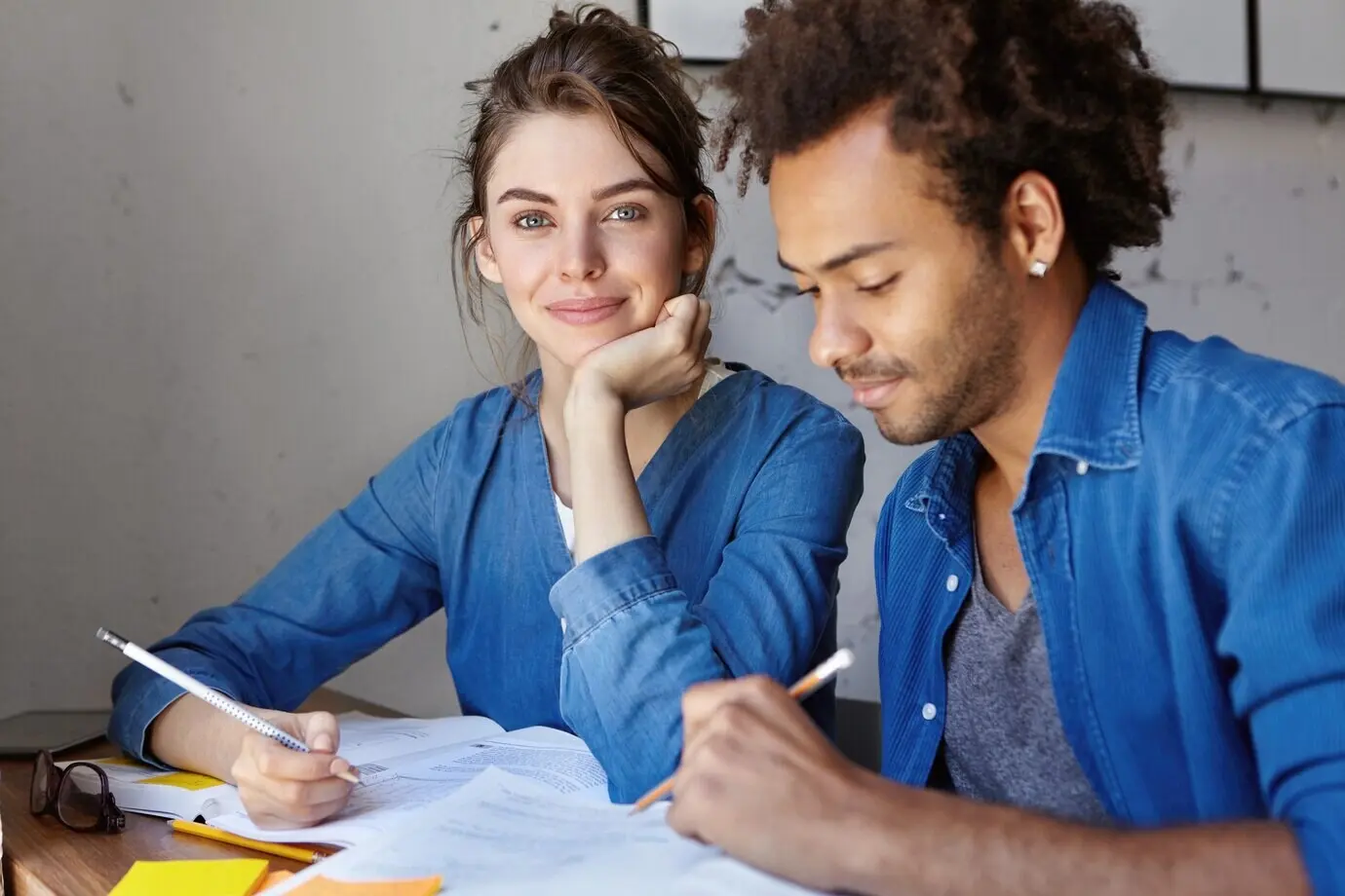Junge Kollegen arbeiten gemeinsam in einem Café.